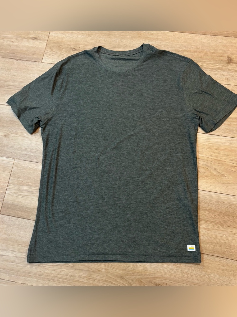 Vuori Strato Tech Performance Tee Mens M Green Short Sleeve Athleisure Gym V126